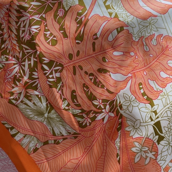 Nine silk scarves. Some never worn and some lightly loved. - Picture 4 of 16